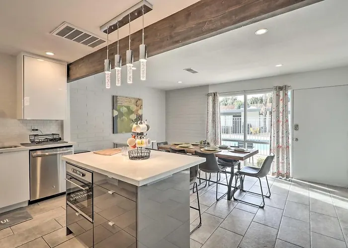 Chic W/ Balcony, Walk To Old Town! Scottsdale